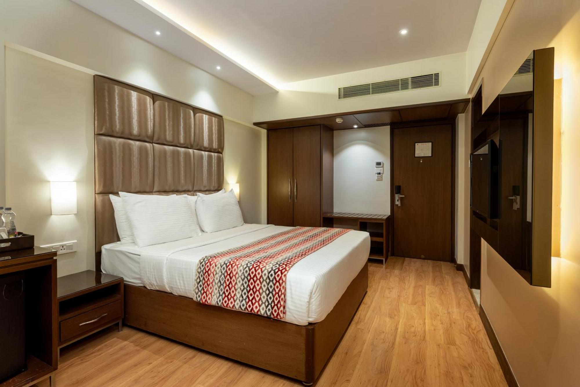Fariyas Hotel Mumbai , Colaba Exterior photo