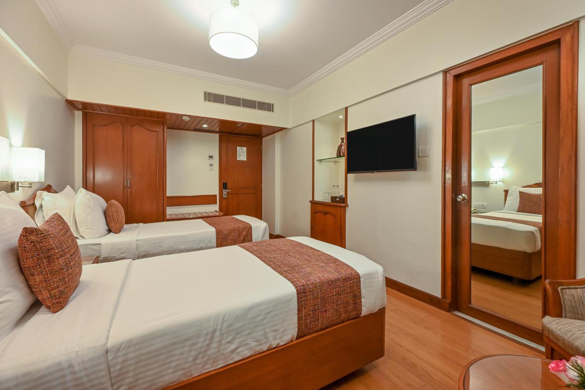 Fariyas Hotel Mumbai , Colaba Exterior photo