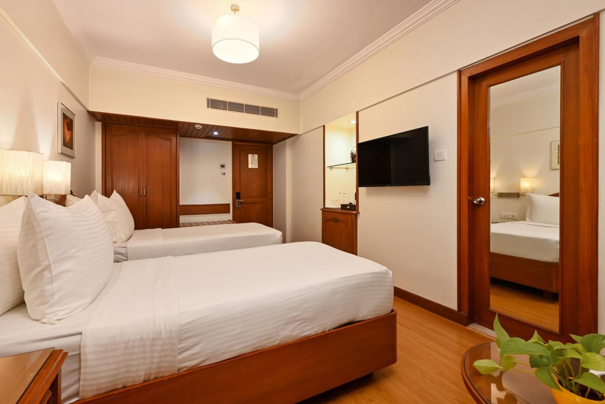 Fariyas Hotel Mumbai , Colaba Exterior photo