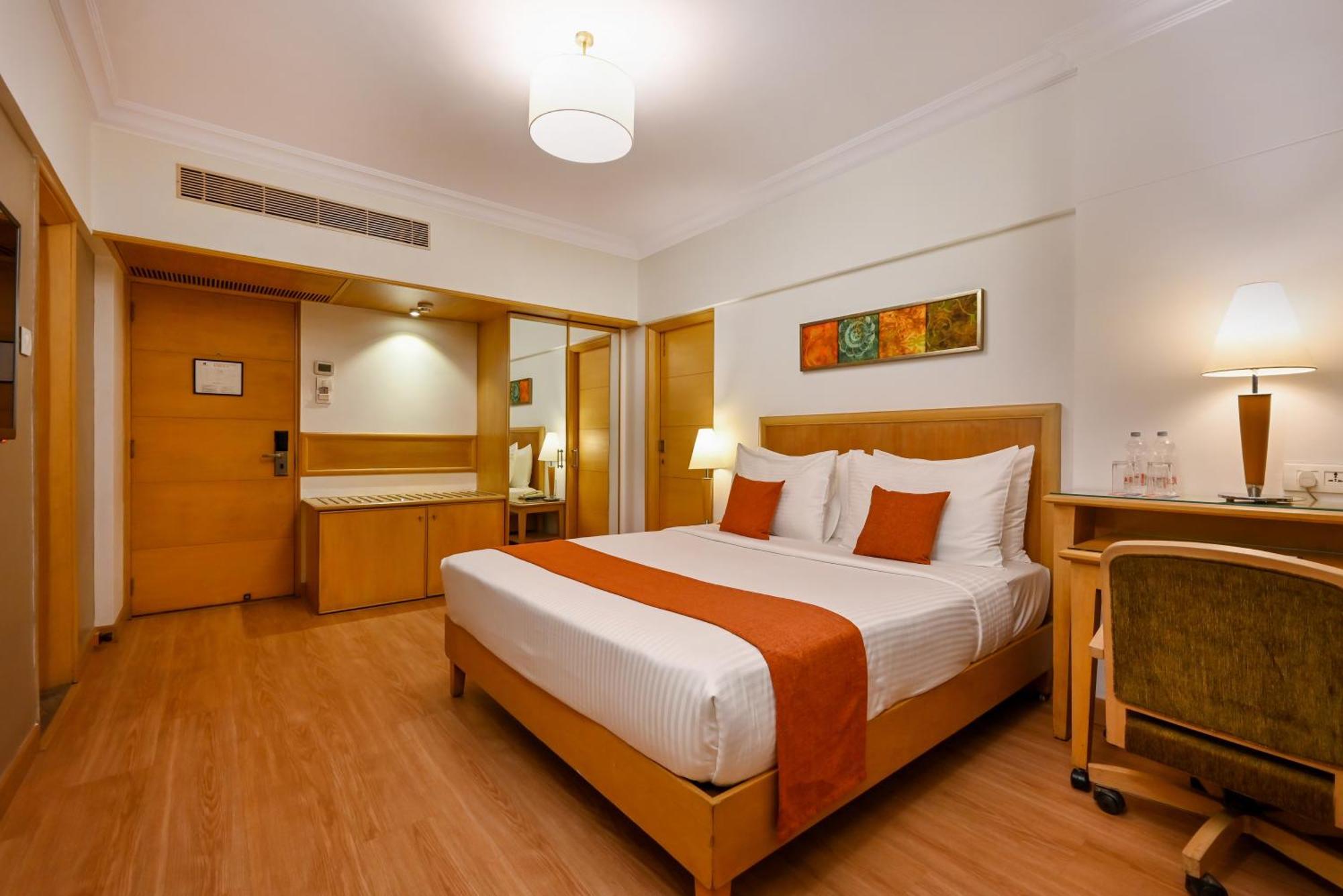 Fariyas Hotel Mumbai , Colaba Exterior photo