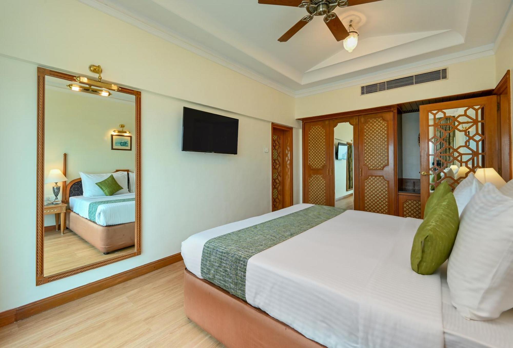 Fariyas Hotel Mumbai , Colaba Exterior photo