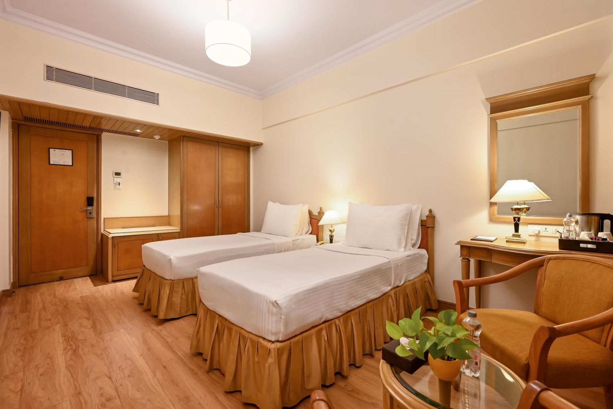 Fariyas Hotel Mumbai , Colaba Exterior photo